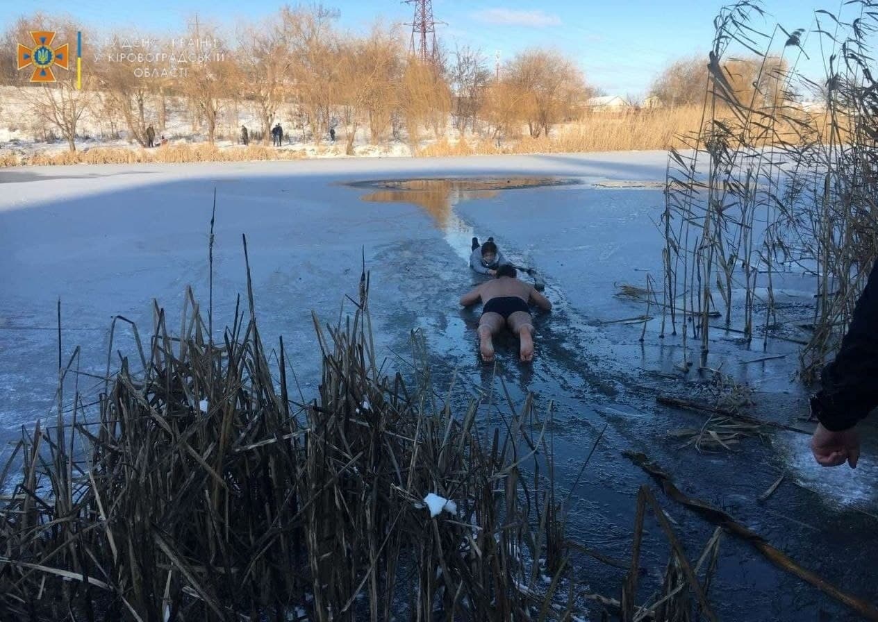 В Кропивницком мужчина героически бросился на помощь девушке, которая тонула в ледяной воде (фото)